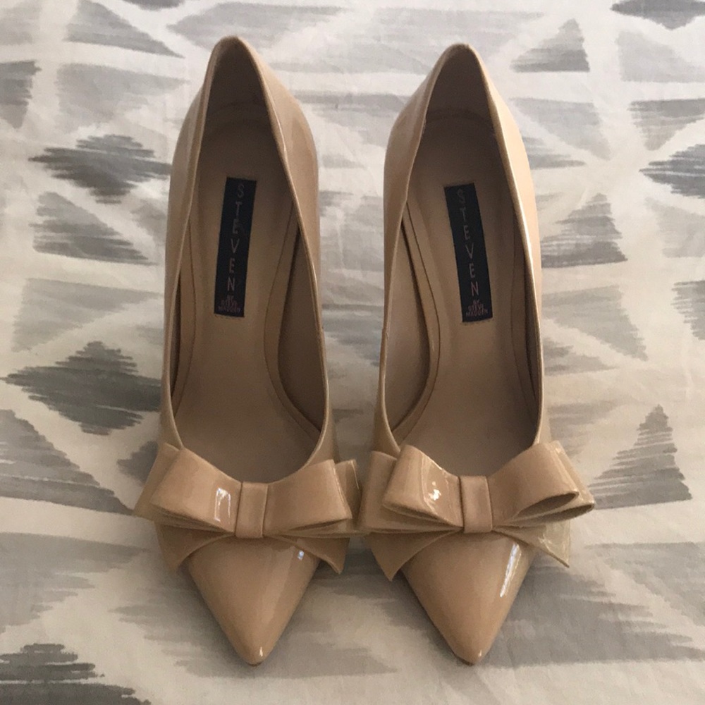 Steve Madden Nude Patent Bow Pumps